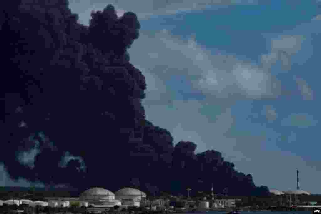 El humo emitido por la combustión de petróleo contiene gases y partículas que pueden tener efectos tóxicos para el organismo.  La nube negra de la explosión en la base de supertanqueros de Matanzas.