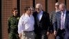 El presidente Joe Biden conversa con el congresista demócrata Henry Cuellar miestras caminan a lo largo de la frontera con México, en El Paso, Texas. (AP/Andrew Harnik)