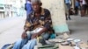 Un vendedor de baratijas en un portal de La Habana (Foto cortesía Juan Antonio Madrazo Luna)