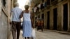 Ancianos caminan del brazo por una calle de La Habana. (Adalberto Roque/AFP/Archivo)