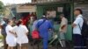 Personal de Salud del policlínico Rafael Echezarreta, en Mayabeque, explica a los residentes cómo detectar el Virus del Oropouche.