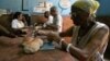 Una anciana compra pan por la libreta de racionamiento en una bodega en La Habana. (REUTERS/Jorge Silva/Archivo)