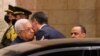 El presidente palestino, Mahmoud Abbas, da la bienvenida al primer ministro español, Pedro Sánchez, en Ramallah, el 23 de noviembre de 2023. (Alaa Badarneh/Pool vía REUTERS)