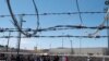 Inmigrantes hacen cola en la frontera de EEUU con México creca de El Paso, Texas, el 9 de mayo de 2023 antes que el gobierno estadounidense ponga fin al Título 42