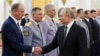 FOTO ARCHIVO Vladimir Putin saluda a Nikolai Patrushev, en Moscú.