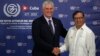 Miguel Díaz-Canel y el presidente colombiano Gustavo Petro se saludan durante la cumbre del G77+China, en La Habana, el 15 de septiembre de 2023. (AP/Ramon Espinosa)