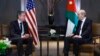 El secretario de Estado de EEUU Antony Blinken (i) con el ministro de exteriores jordano Ayman Safadi, en Amán, Jordania, este 7 de enero de 2024. (Evelyn Hockstein/Pool Photo via AP)