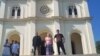Desde el Santuario Nacional de la Virgen de la Caridad de El Cobre, en Santiago de Cuba, el exprisionero político cubano Ramón Jesús Velázquez Toranzo, acompañado por su familia, lanzaron un llamado a las personas a reunirse en ese punto.