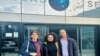 Carolina Barrero, Yanelis Núñez y Edel González Jiménez frente al edificio del Servicio Europeo de Acción Exterior