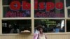 Una mujer frente a un establecimiento comercial en La Habana. (AP/Ariana Cubillos/Archivo)