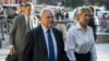 El senador estadounidense Bob Menendez y su esposa Nadine Menendez llegan a un tribunal federal de Nueva York, el miércoles 27 de septiembre de 2023. (AP Foto/Jeenah Moon)