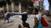 La gente camina en el centro de La Habana, Cuba, el 3 de julio de 2024. REUTERS/Stringer