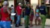 Policías controlan la multitud en una cola para comprar alimentos en La Habana. (YAMIL LAGE / AFP)
