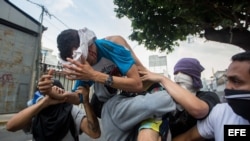 Vista de un hombre herido durante una manifestación el lunes 10 de abril de 2017, en Caracas (Venezuela).
