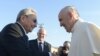 El papa Francisco saluda al general Raúl Castro durante su visita a Cuba, en febrero de 2016. (OSSERVATORE ROMANO/AFP)