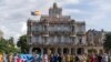 Agentes de civil y soldados frente a la embajada de España en Cuba el 11 de julio de 2021. En el Palacio de Velasco los españoles residentes en la isla podrán votar en las elecciones municipales, autonómicas y nacionales previstas para este año.
