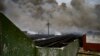 Vista de una de las áreas aledañas a los tanques de combustible afectada por el incendio en la Base de Supertanqueros de Matanzas. (Foto: Yamil Lage/AFP)