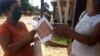 En diferentes partes de Cuba reciben documentos de la Coalición Compromiso Democrático. (Fotos de Leticia Ramos Herrería)