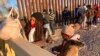 Una cubana y su hija esperan en Yuma, Arizona, ser procesadas por la Patrulla Fronteriza.