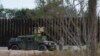 Guardia Nacional de México vigila la cerca que marca la frontera con EEUU en Brownsville, Texas
