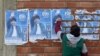 Una mujer quita los posters de Evo Morales en El Alto el pasado 11 de noviembre. Aizar RALDES / AFP