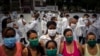La brigada médica cubana que laborará en Sudáfrica se despide de familiares en La Habana. (AP Photo/Ramon Espinosa)