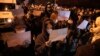 Manifestantes sostienen hojas de papel en blanco en señal de protesta contra el confinamiento obligatorio decretado por el gobierno de Xi, un desafío directo al Partido Comunista. (AP Photo/Ng Han Guan)