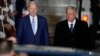 El presidente de EEUU Joe Biden a su arribo al Aeropuerto Internacional Felipe Ángeles, en México, es acompañado por el mandatario mexicano López Obrador. (AP/Fernando Llano)