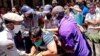 Policías reprimen a Inti Soto en la calle Obispo de La Habana Vieja, el 30 de abril. (Foto: La Cola de la Libertad/Facebook)