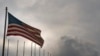 La bandera estadounidense ondea en la Embajada de Estados Unidos en La Habana, (AP/Ramón Espinosa, Archivo)