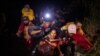 Yaquemile, un migrante cubano de 48 años, llega a suelo estadounidense después de vadear el río Grande desde México por Roma, Texas, el 9 de abril de 2022.