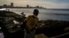 Habaneros en el Malecón. (AP/Ramon Espinosa)