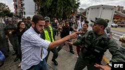 El diputado Juan Requesens (i) dirige una protesta en la sede del Tribunal Supremo de Justicia (TSJ) el 30 de marzo de 2017, en Caracas.