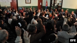 Un grupo de vecinos participa en la reunión en un Comité de Defensa de la Revolución (CDR) de La Habana (Cuba).