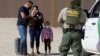 Foto Archivo, Una familia cubana cruza la frontera por Yuma, Arizona.