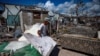 Un hombre entre los escombros después del paso del huracán Ian por La Coloma, en Pinar del Río, en octubre de 2022. (Yamil Lage/AFP)