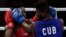 Andy Cruz, de Cuba, en acción contra el estadounidense Keyshawn Davis, en el final olímpico de Tokio 2020. (REUTERS/Ueslei Marcelino)