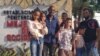 Ismael Boris Reñi junto a sus hijos y familiares de otra presa política, en la prisión del Guatao, en La Lisa. (Foto: Facebook/Ismael Boris Reñí)