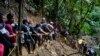Migrantes cruzan el Tapón del Darién desde Colombia hacia Panamá, con la esperanza de llegar a Estados Unidos, el 15 de octubre de 2022. (AP Foto/Fernando Vergara, Archivo)