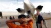 Una deportación aérea ejecutada por ICE. (REUTERS/Carlos Barria).