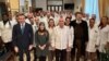 El presidente de la Región de Calabria Roberto Occhiuto y la embajadora cubana Mirta Granda Averhoff posan con los doctores cubanos.
