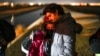 Una pareja de Cuba espera ser procesada para solicitar asilo después de cruzar la frontera, cerca de Yuma, Arizona. (AP/Gregory Bull/Archivo)