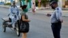 Un policía hace chequeos de peatones el sábado en el barrio El Carmelo, que el gobierno anunció inicialmente que iba a aislar y luego mantuvo abierto por temor a que se hiciera aún más difícil el acceso a provisiones, según reporta el diario 14ymedio (Foto: Yamil Lage/AFP).