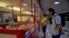 Pasajero en el control de Inmigración del aeropuerto José Martí de La Habana. (YAMIL LAGE / AFP)