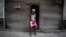 Una mujer que vende bolsas de plástico espera por clientes en La Habana. (AP/Ramón Espinosa/Archivo)