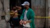 Un trabajador de la salud desinfecta sus manos en frente de una casa en cuarentena, en La Habana. ( AP/Ramon Espinosa)