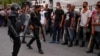 La policía antidisturbios y guardias de civil en el municipio de Arroyo Naranjo, La Habana el 12 de julio de 2021. YAMIL LAGE / AFP