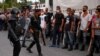 La policía antidisturbios recorre las calles luego de una manifestación contra el gobierno de Miguel Díaz-Canel en el municipio de Arroyo Naranjo, La Habana el 12 de julio de 2021.