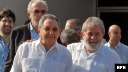 Archivo - Raúl Castro (i), conversa con el exgobernante brasileño Luiz Inácio Lula da Silva (d ) en el aeropuerto José Martí de La Habana (Cuba).