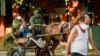 Cubanos se protegen con mascarillas del contagio de coronavirus. YAMIL LAGE / AFP